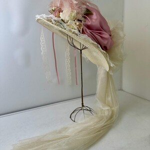 VTG Elsie Massey Originals Pink Floral Wide Brim Victorian Derby Hat Vintage Elsie Massey Pink Feather Floral Straw Derby Church  main image 2