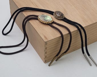 Par de corbatas bolo vintage estilo western con nácar y piedra de ágata bandeada.