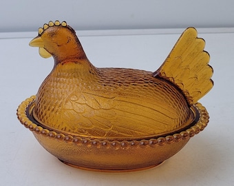 Vintage Indiana Glass Company Plat à bonbons poule sur nid en verre ambré bord perlé