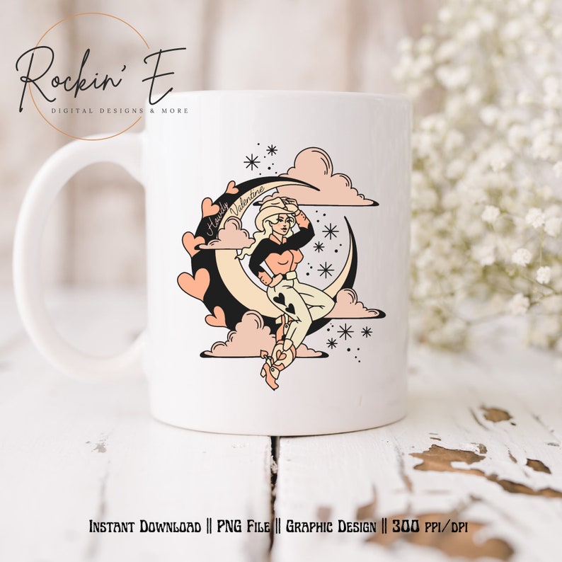 Puede incluir: Una taza de cer&aacute;mica blanca con una ilustraci&oacute;n gr&aacute;fica de una persona con sombrero de vaquero sentada en una luna creciente rodeada de nubes rosas, corazones y estrellas. El texto "Howdy Valentine" est&aacute; escrito en la luna en letra cursiva.