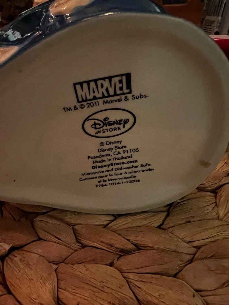 ¡Superhéroe! Taza de café coleccionable del Capitán América de Marvel Disney Store imagen 5