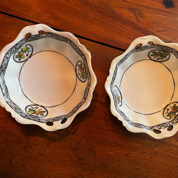 Paar antike Noritake handbemalte Schalen mit perforierten Griffen und Art-Deco-Muster des grafischen Randes mit roten und gelben Rosen