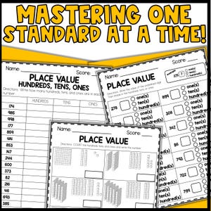 Puede incluir: Hoja de trabajo imprimible en blanco y negro con el t&iacute;tulo "Mastering One Standard at a Time!" y las palabras "Place Value" repetidas tres veces. La hoja de trabajo est&aacute; dise&ntilde;ada para ayudar a los estudiantes a aprender sobre el valor posicional de los n&uacute;meros. La hoja de trabajo incluye una tabla con columnas para centenas, decenas y unidades, y una secci&oacute;n con bloques de base diez.
