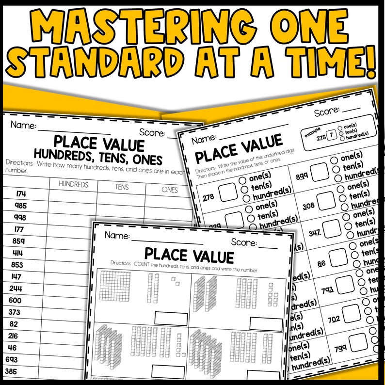 Puede incluir: Hoja de trabajo imprimible en blanco y negro con el t&iacute;tulo "Mastering One Standard at a Time!" y las palabras "Place Value" repetidas tres veces. La hoja de trabajo est&aacute; dise&ntilde;ada para ayudar a los estudiantes a aprender sobre el valor posicional de los n&uacute;meros. La hoja de trabajo incluye una tabla con columnas para centenas, decenas y unidades, y una secci&oacute;n con bloques de base diez.
