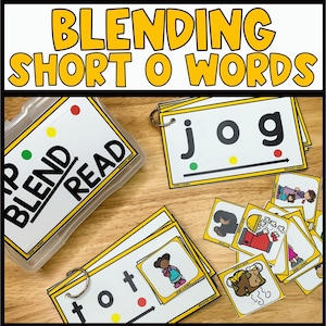 Può includere: Un set di flash card gialle e bianche con le parole "Blend Read" su un contenitore di plastica trasparente. Le carte hanno le parole "jog", "tot" e altre parole con vocali brevi. Le carte hanno anche immagini di una persona che fa jogging, una persona che indossa un cappello e altre immagini.