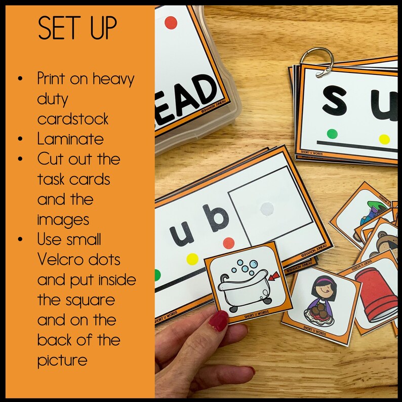 Pu&ograve; includere: Un set di carte educative per imparare i suoni brevi delle vocali. Le carte presentano le lettere "u", "b", "s" e "u" con immagini corrispondenti di una vasca da bagno, un orso, una tazza e una ragazza. Le carte sono stampate su cartoncino spesso e plastificate per una maggiore durata.