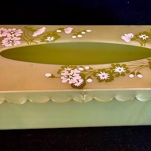 Boîte à mouchoirs Kleenex Mitchell Gould vintage, peinte à la main, à charnière et couvercle festonné. Peut être suspendue.