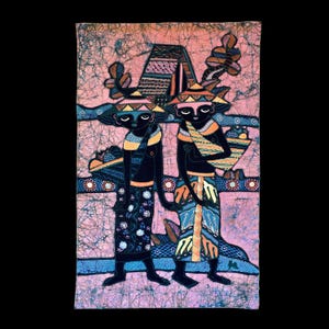 Op de afbeelding: Een kleurrijk batiktextiel toont twee figuren in traditionele kledij. Ze dragen hoeden en dragen manden. Het kunstwerk heeft een roze en paarse achtergrond met blauwe en oranje accenten, wat een levendige culturele scène creëert.