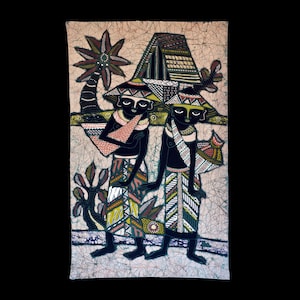 Könnte beinhalten: Ein farbenfrohes Batik-Textil mit zwei Figuren in traditioneller Kleidung, die in der Nähe einer stilisierten Hütte und einer Palme stehen. Die Figuren haben dunkle Haut und tragen gemusterte Kleidung, Hüte und Accessoires. Der Hintergrund ist hellbeige mit strukturiertem Aussehen.