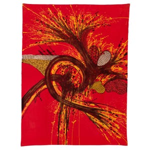 Könnte beinhalten: Abstrakte Kunst auf rotem Hintergrund. Das Design zeigt braune, gelbe und schwarze Pinselstriche und Spritzer mit einem wirbelnden zentralen Element. Enthält gemusterte Formen in Gold und Weiß.