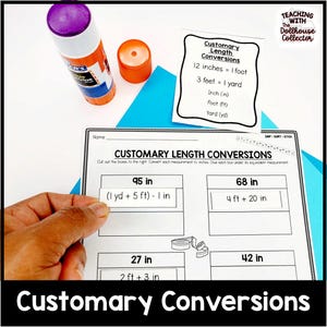 Puede incluir: Una hoja de trabajo en blanco y negro con el título "Conversiones de longitud habituales". La hoja de trabajo tiene cuatro casillas con diferentes medidas en pulgadas, pies y yardas. Las casillas están etiquetadas con la medida equivalente en pulgadas. La hoja de trabajo está diseñada para ayudar a los estudiantes a aprender a convertir entre diferentes unidades de medida.
