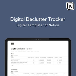 Könnte beinhalten: Ein Screenshot einer Notion-Seite mit einer digitalen Entrümpelungstracker-Vorlage. Die Vorlage enthält Abschnitte für Telefon, soziale Medien, Internet, Computer, E-Mail, Dateien und Fotos. Jeder Abschnitt enthält eine Liste von Aufgaben, die zu erledigen sind, mit Spalten für die Häufigkeit der Aufgabe, die Tage seit der letzten Erledigung, das Datum der letzten Erledigung, das vorgeschlagene Datum, den Rückstand und den Status.