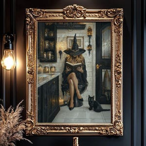 Puede incluir: Una pintura enmarcada de una mujer vestida de bruja sentada en un inodoro y leyendo un libro. Un gato negro se sienta en el suelo junto a ella.