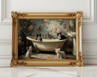 Könnte beinhalten: Ein gerahmtes Kunstwerk zeigt vier Kätzchen in einem Vintage-Badezimmer. Zwei schwarz-weiße Kätzchen befinden sich in einer Badewanne mit Löwenfüßen, während zwei weitere auf dem Boden sitzen. Der Hintergrund zeigt eine florale Tapete und einen goldenen, verzierten Rahmen.