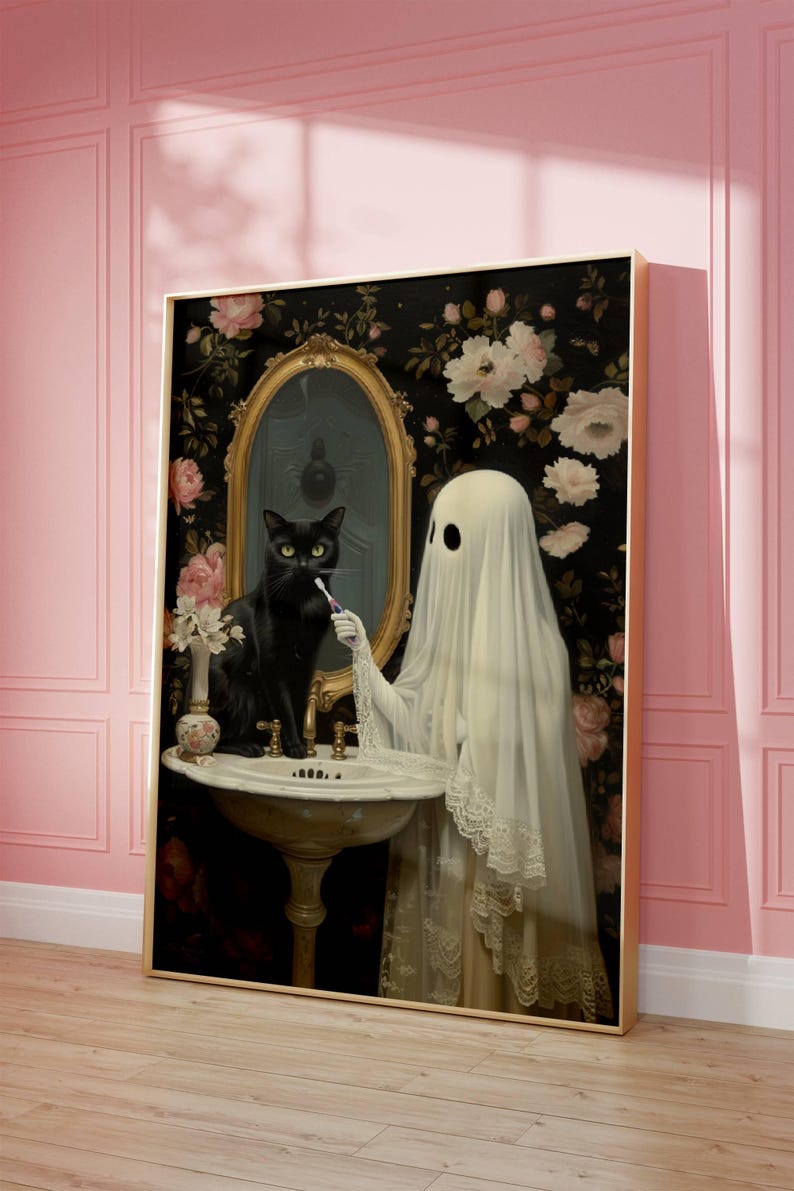 K&ouml;nnte beinhalten: Ein wei&szlig;er Geist mit einer schwarzen Katze in einem Badezimmer mit Blumenmuster. Der Geist tr&auml;gt ein wei&szlig;es Kleid mit Spitzenbesatz und putzt sich die Z&auml;hne. Die Katze sitzt am Waschbeckenrand und schaut den Geist an.