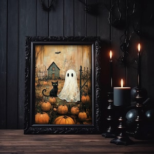 Könnte beinhalten: Ein gerahmter Halloween-Druck mit einem Geist, einer schwarzen Katze, Kürbissen und einem Spukhaus. Das Kunstwerk ist vor dem Hintergrund eines unheimlichen Waldes und in einem schwarzen Rahmen platziert. Angezündete Kerzen in schwarzen Haltern verstärken die unheimliche Atmosphäre.
