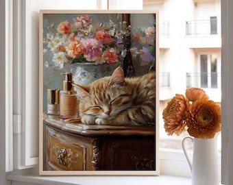 Könnte beinhalten: Ein Gemälde eines schlafenden roten Katers auf einer Kommode aus Holz mit einem Strauß rosa und weißer Blumen in einer Vase dahinter. Auf der Kommode stehen zwei Parfümflakons und ein kleiner goldener Behälter.