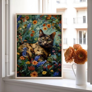 Puede incluir: Una impresión artística enmarcada de un gato carey acostado en un jardín floral colorido. El gato tiene ojos verdes y está rodeado de flores naranjas, azules y amarillas. La impresión se exhibe en un alféizar con un jarrón blanco de flores naranjas.