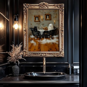 K&ouml;nnte beinhalten: Ein schwarz-wei&szlig; gerahmtes Gem&auml;lde eines Geistes, der mit einer schwarzen Katze in einer Klauenfu&szlig;badewanne ein Bad nimmt. Der Geist liest ein Buch und es gibt Blasen im Wasser. Das Gem&auml;lde h&auml;ngt an einer schwarzen Wand in einem Badezimmer.