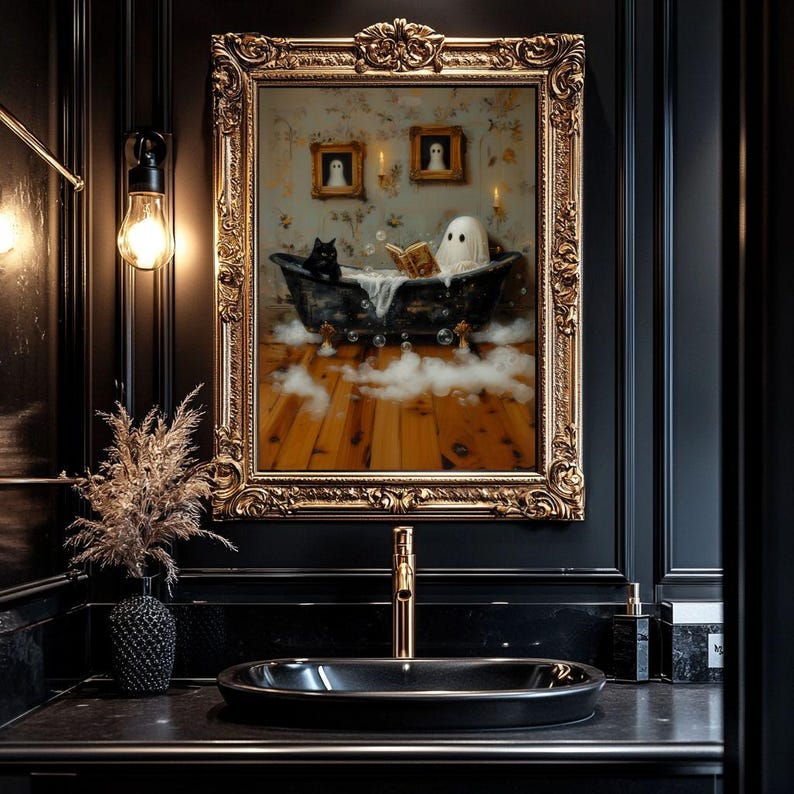 K&ouml;nnte beinhalten: Ein schwarz-wei&szlig; gerahmtes Gem&auml;lde eines Geistes, der mit einer schwarzen Katze in einer Klauenfu&szlig;badewanne ein Bad nimmt. Der Geist liest ein Buch und es gibt Blasen im Wasser. Das Gem&auml;lde h&auml;ngt an einer schwarzen Wand in einem Badezimmer.