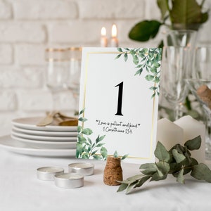 Versículo bíblico Letrero de boda en verde salvia y dorado Números de mesa Decoración de boda con vegetación Números de mesa imprimibles Decoración de mesa de recepción de boda católica