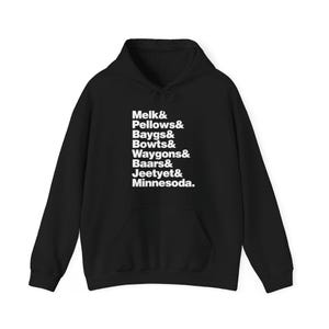Puede incluir: Una sudadera con capucha negra que presenta texto blanco en la parte delantera que dice: Melk& Pellows& Baygs& Bowts& Waygons& Baars& Jeetyet& Minnesoda. La prenda incluye un bolsillo tipo canguro, mangas largas y una capucha con cordón.