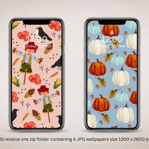 Op de afbeelding: Twee telefoonachtergronden met een herfstthema. De eerste achtergrond heeft een roze achtergrond met een patroon van vogelverschrikkers, kraaien, maïs en rode bessen. De tweede achtergrond heeft een blauwe achtergrond met een patroon van pompoenen, eikels en bladeren.