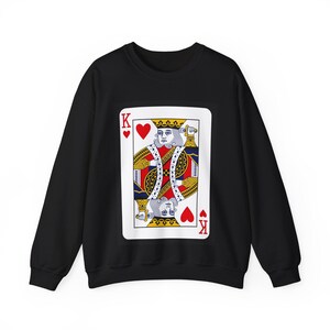 Bluza z kapturem King of Hearts - Przytulny sweter z motywem gry karcianej - Unisex Vintage Crewneck - Sweter Poker Night - Uroczy prezent dla pary - Pasujący strój