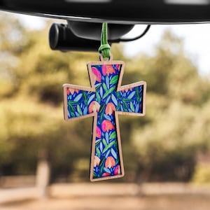 Auto Anhänger Kreuz mit Tulpen für Christen, Rückspiegel Anhänger personalisiertes Geschenk für christlichen hölzernen hängenden Sonnenfänger religiöses Geschenk