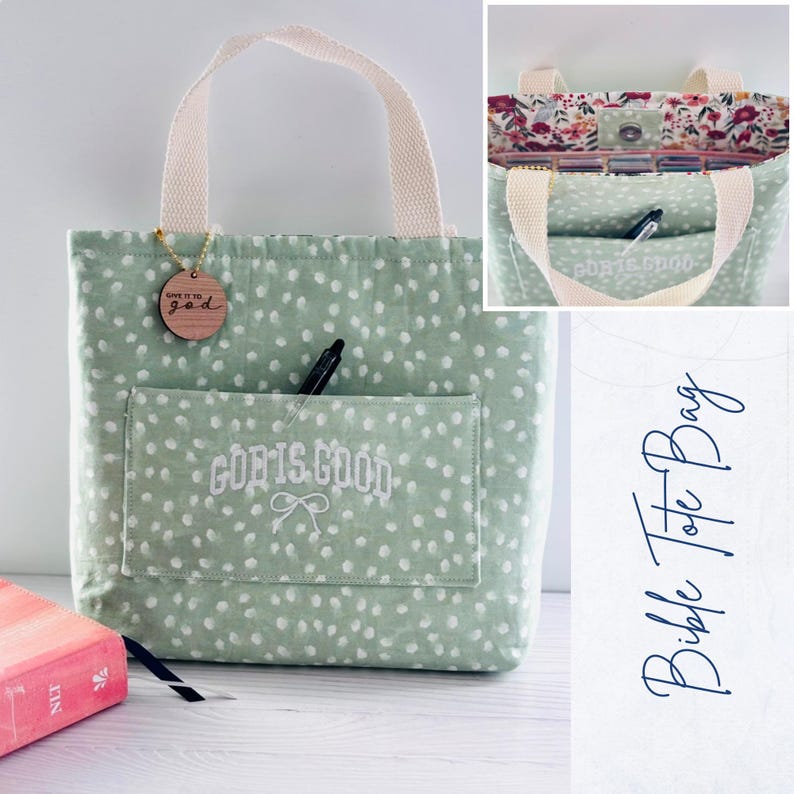 K&ouml;nnte beinhalten: Hellgr&uuml;ne Tragetasche mit wei&szlig;en Punkten und cremefarbenen Henkeln. Die Vordertasche ist mit "GOD IS GOOD" und einer Schleife bestickt. Ein Holzanh&auml;nger tr&auml;gt die Aufschrift "GIVE IT TO GOD". Das Innenfutter hat ein Blumenmuster. Ein Stift befindet sich in der Tasche.