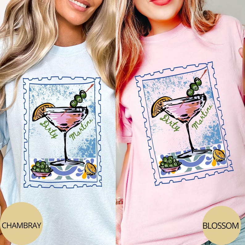 K&ouml;nnte beinhalten: Hellblaue und rosa T-Shirts mit einem "Dirty Martini"-Motiv im Briefmarken-Design. Die Illustration zeigt ein Martiniglas mit Oliven und einer Zitronenscheibe. Die Shirts sind mit "Chambray" und "Blossom" beschriftet.