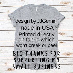 Peut inclure: T-shirt gris avec le texte "design by JJGemini made in USA Printed directly on fabric which won't creek or peel BIG THANKS FOR SUPPORTING MY SMALL BUSINESS"