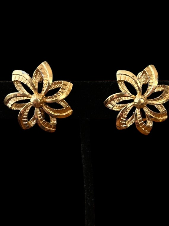 Vintage 1950’s Monet Goldtone Flower Clip Earrings