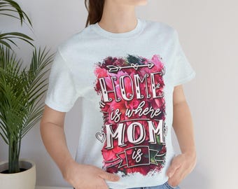 "Lustiges Mama T-Shirt - ""Home Is Where Mom Is"" Shirt, Muttertagsgeschenk, Familien-T-Shirt, Mama Geburtstagsgeschenk, Grafik-T-Shirt."