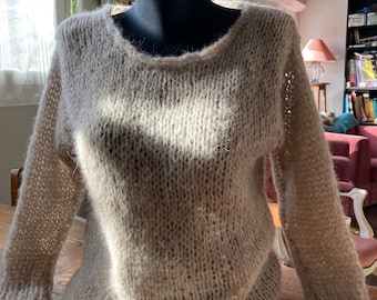 Soft and warm round neck sweater in hand-knitted alpaca