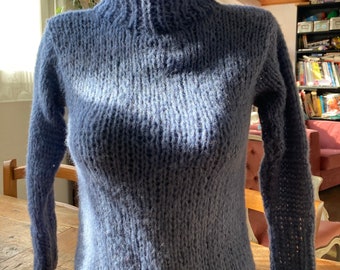 Soft and warm funnel neck sweater in hand-knitted alpaca