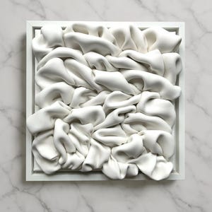 Clay Wallart - Sculptural wall decor - Textile Illusion in Ton – Skulpturales Wandobjekt (30x30 cm