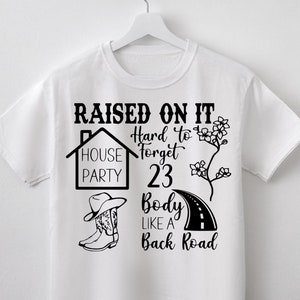 Puede incluir: Camiseta blanca con texto negro que dice "Raised on it. Hard to forget. House party 23. Body like a back road." El texto está rodeado de imágenes de una casa, una carretera, una bota y flores.