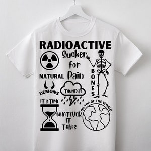 Puede incluir: Camiseta blanca con un diseño gráfico negro que presenta el texto "RADIOACTIVE Sucker for Pain" y varios símbolos, incluyendo una calavera, un símbolo de radiación, un rayo, una nube, un reloj de arena y un globo terráqueo.