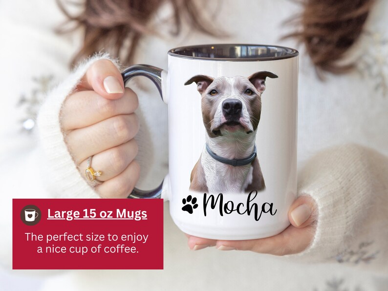 Op de afbeelding: Witte keramische mok met een zwarte binnenkant en handvat. De mok heeft een gekleurde illustratie van een bruine en witte pit bull hond met een zwarte halsband. De tekst "Mocha" is in zwart onder de hond gedrukt.