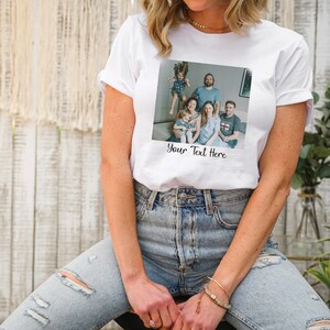 Peut inclure: T-shirt blanc avec une photo d'une famille de six personnes. La photo est dans un cadre carr&eacute; et le texte "Your Text Here" est imprim&eacute; en dessous de la photo.
