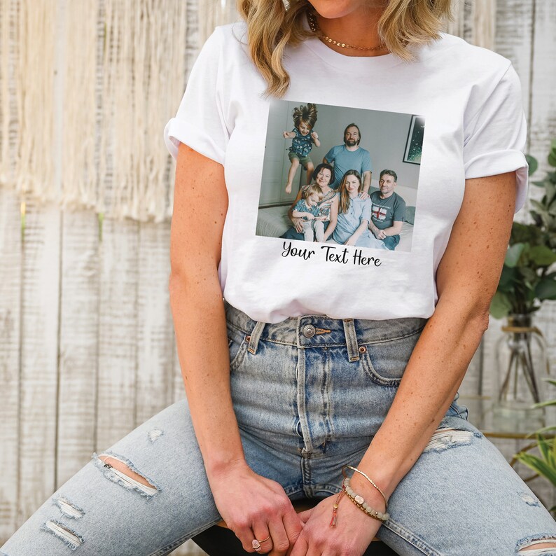 Peut inclure: T-shirt blanc avec une photo d'une famille de six personnes. La photo est dans un cadre carr&eacute; et le texte "Your Text Here" est imprim&eacute; en dessous de la photo.