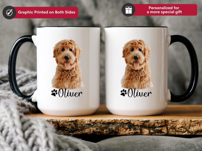 Op de afbeelding: Een witte keramische koffiemok met een zwarte handgreep. De mok heeft een bruine en witte hond met de naam "Oliver" erop gedrukt.