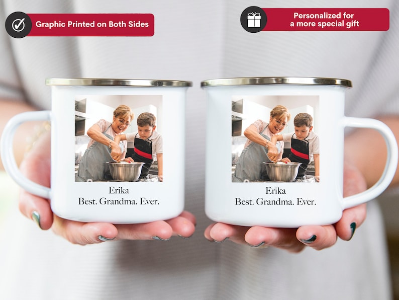 K&ouml;nnte beinhalten: Zwei wei&szlig;e Emailletassen mit einem Foto einer Gro&szlig;mutter und eines Enkels beim Backen. Die Tassen haben einen silbernen Rand und einen Henkel. Der Text "Erika Best. Grandma. Ever." ist auf den Tassen aufgedruckt.