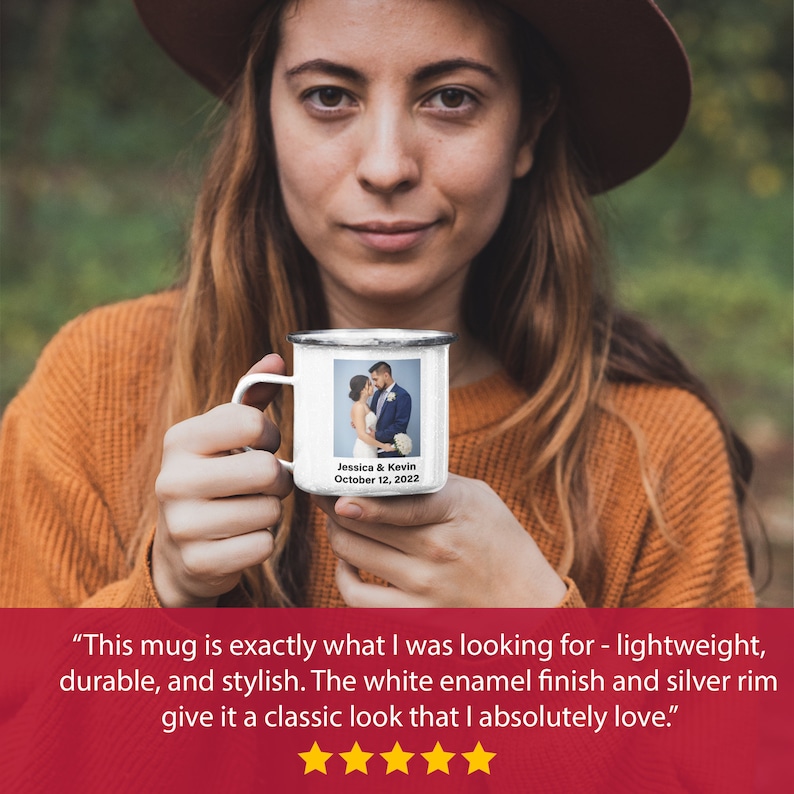 K&ouml;nnte beinhalten: Eine wei&szlig;e Emailletasse mit silbernem Rand zeigt ein Foto eines Paares in Hochzeitskleidung. Auf der Tasse steht der Text "Jessica & Kevin" und "October 12, 2022".