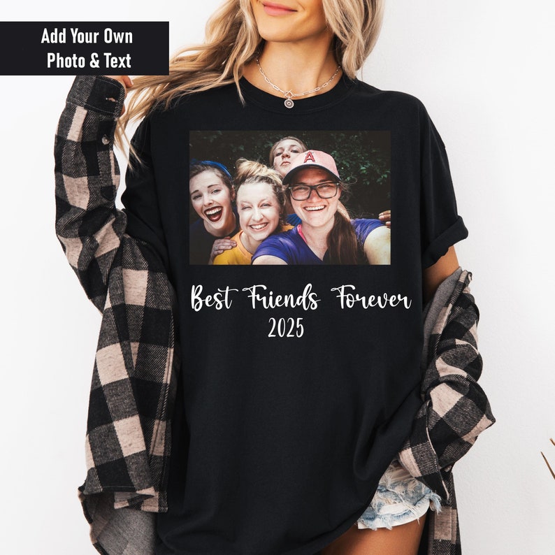 Peut inclure: T-shirt noir avec une photo de quatre amis souriants et le texte "Best Friends Forever 2025" imprim&eacute; sur le devant.
