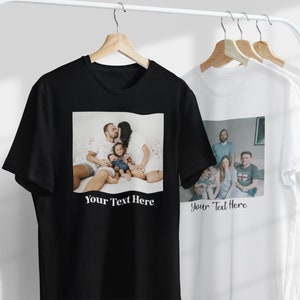 Peut inclure: Deux t-shirts noirs et blancs avec des photos personnalis&eacute;es et le texte "Your Text Here" imprim&eacute; sur le devant.