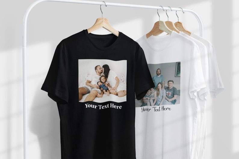 Peut inclure: Deux t-shirts noirs et blancs avec des photos personnalis&eacute;es et le texte "Your Text Here" imprim&eacute; sur le devant.
