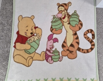 Manta vintage de Winnie the Pooh de Disney, usada pero en buen estado (lavada y limpia). Artículo de colección vintage (101,6 cm de largo).