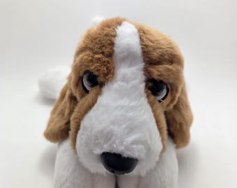 Cachorro Basset Hound de Pelúcia Realista da Aurora (28 cm)
